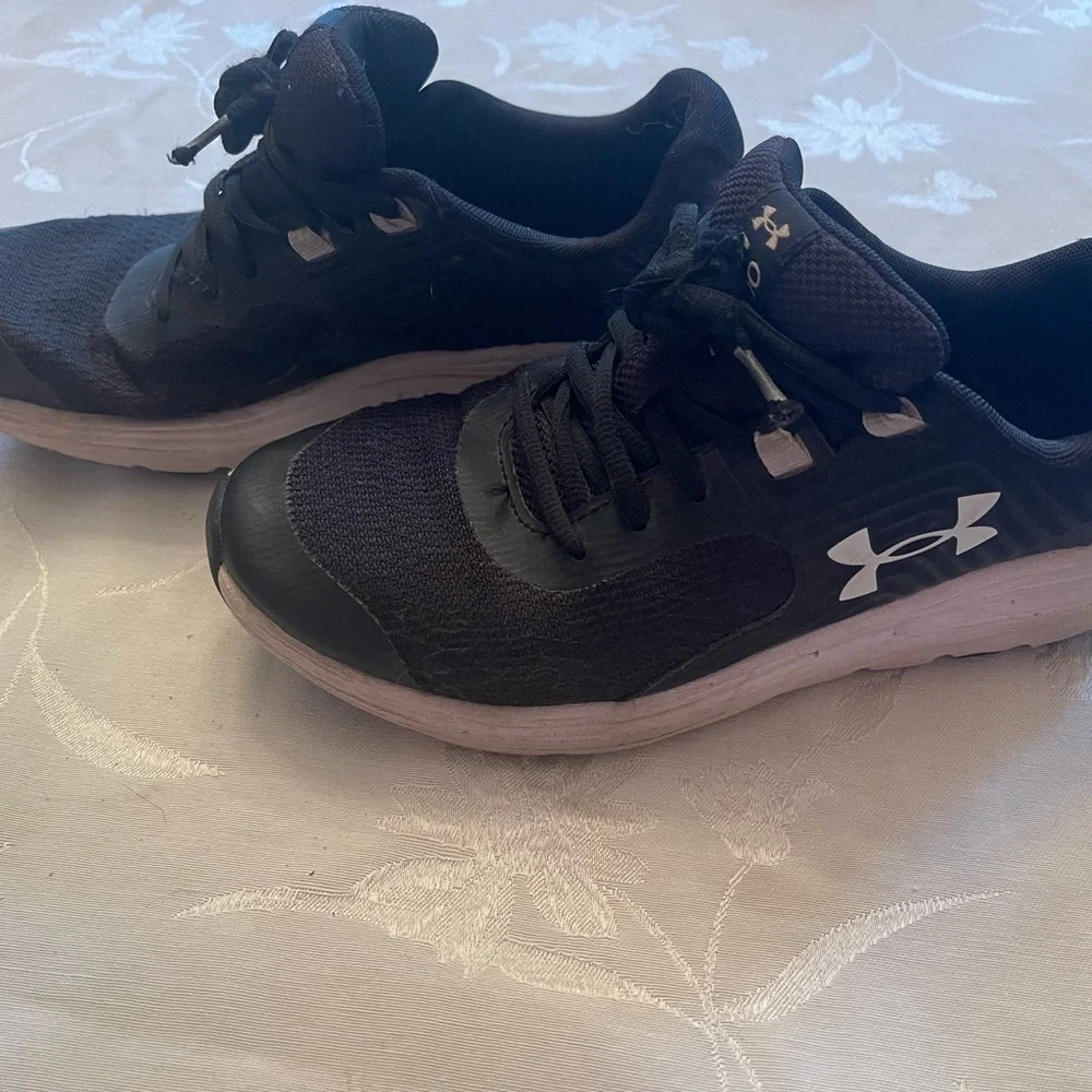 Girls Black Under Armour Size 5 Athletic Sneakers